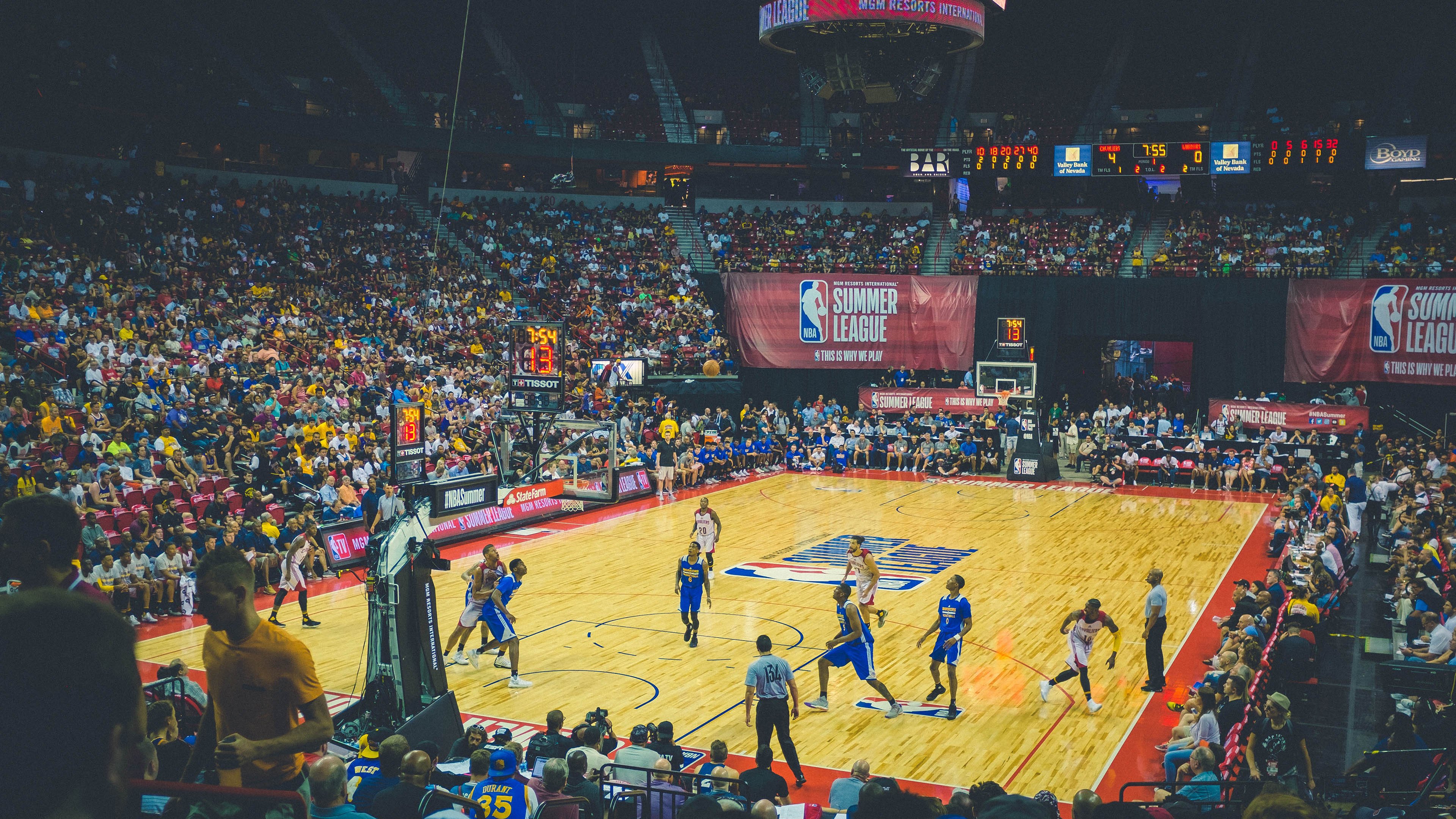 ac米兰官方网站-新秀球员突破上篮精彩瞬间频登热搜成为新一代人气偶像，篮球明星新秀